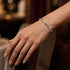 TRIA LINK Moissanit-Armband von UNIQAL locker am Handgelenk getragen; die länglichen Glieder folgen der Rundung des Arms.