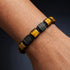 Gelbes Tigerauge Armband von UNIQAL getragen am Handgelenk mit verstellbarem Makramee-Verschluss