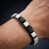 Modernes Unisex Armband aus Howlith am Handgelenk getragen mit verstellbarem Makramee-Verschluss