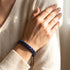 Doppelreihiges Lapislazuli Armband am Handgelenk getragen mit verstellbarem Makramee-Verschluss