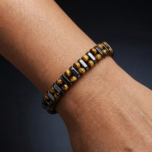 Doppelreihiges Tigerauge Armband von UNIQAL am Handgelenk getragen mit verstellbarem Makramee-Verschluss
