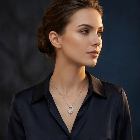 UNIQAL VALENTINA KETTE im stilvollen Business Outfit, feminines Moissanit Collier mit D Farbe, VVS1 Reinheit und klarer Ausstrahlung.