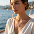 UNIQAL VALENTINA KETTE am Hals bei sonniger Küstenkulisse, romantisches Moissanit Herz Collier mit 45 cm Kette und Verlängerung.