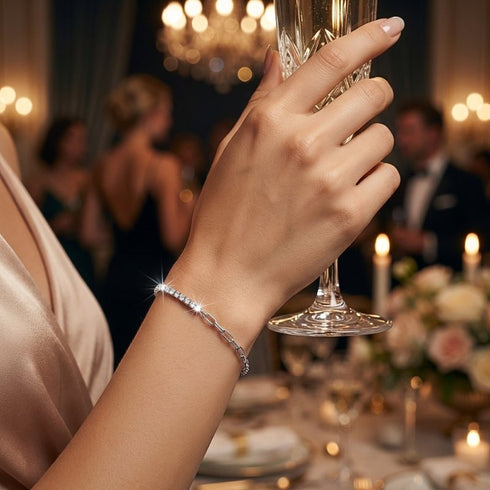 Elegantes Damenarmband mit Moissanit Steinen getragen bei festlicher Abendatmosphäre, feiner Silberschmuck mit individueller Gravur möglich