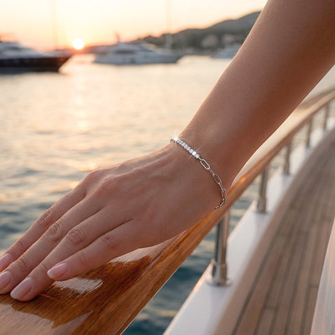 Feines Moissanit Armband aus 925 Silber am Handgelenk auf einem Boot getragen, luxuriöser Damenschmuck mit Gravur Option