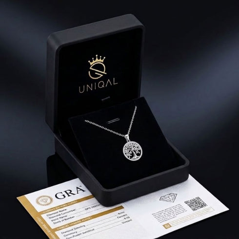 VITA Moissanit-Lebensbaum-Kette von UNIQAL im geöffneten Schmucketui – eine Weihnachtsgeschenkidee für Mama.