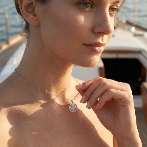 UNIQAL VITA Moissanit-Silberkette 925 mit Lebensbaum, von einer Hand leicht angehoben – ein Geschenk für die Verbundenheit von Mutter und Tochter.