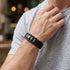 Uniqal VORTEX S Herrenarmband am Handgelenk – schwarzes Leder mit geflochtenen Elementen und silberfarbenen Akzenten für einen modernen Casual-Look