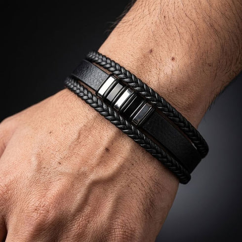Uniqal VORTEX S Armband mit Gravur – personalisierbares Herrenarmband aus schwarzem Leder mit silberfarbenen Metallelementen