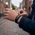 Uniqal VORTEX S Armband für Männer – elegantes Herrenaccessoire mit schwarzem Leder, Flechtstruktur und markanten silberfarbenen Details