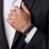Uniqal WATER Armband am Handgelenk – elegantes Herrenaccessoire in Schwarz und Blau für Business, Büro und einen stilvollen Auftritt.