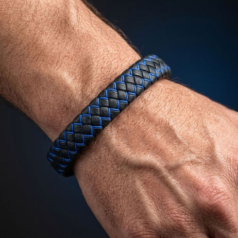Uniqal WATER Armband am Handgelenk – stilvolles Herrenaccessoire mit sportlichem IT-Look und markantem schwarz-blauem Flechtdesign.