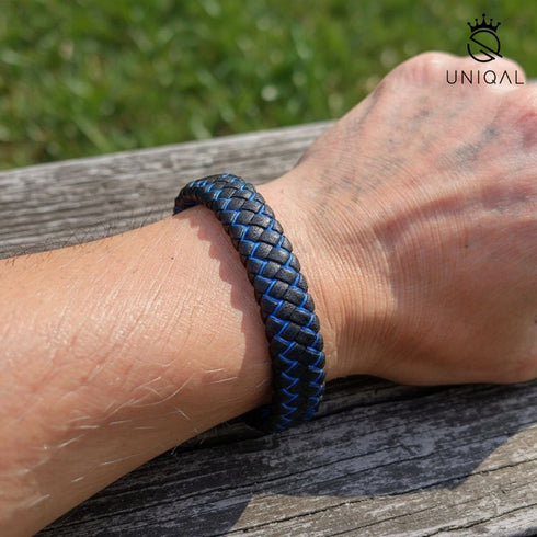 Uniqal WATER Armband am Handgelenk – stilvolles Accessoire für IT-Spezialisten, sportliche Männer und Unternehmer. Ausdruck von Fokus und Klarheit.