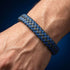 Uniqal WATER Herrenarmband am Handgelenk – sportliches Accessoire in Schwarz und Blau für aktive Männer, IT-Spezialisten und Unternehmer.
