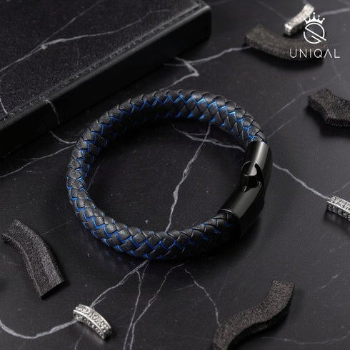 Uniqal WATER Herrenarmband auf dunklem Hintergrund – blau-schwarzes Echtleder, inspiriert vom Meer. Perfekt für Business, Freizeit und Sport.