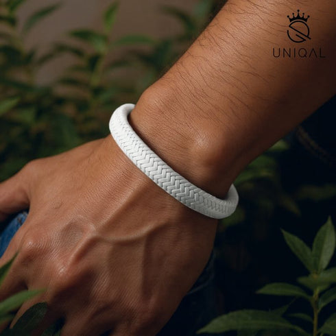 Uniqal weißes Armband am Handgelenk – Unisex Lederarmband aus Echtleder, schlicht, modern & authentisch.