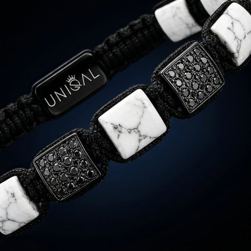 Detailaufnahme eines hochwertigen Edelsteinarmbands aus Howlith mit charakteristischer Marmorierung