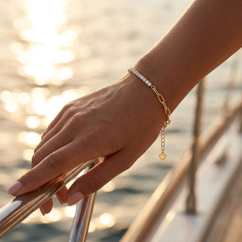 VALERIA Moissanit Armband 14K Gold – Damen Goldarmband mit Herz-Anhänger, auf einer Yacht im Sonnenuntergang getragen, Uniqal
