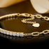 VALERIA Moissanit Armband 14K Gold – Detailaufnahme der funkelnden Moissanit-Steinreihe auf dunklem Hintergrund, Uniqal