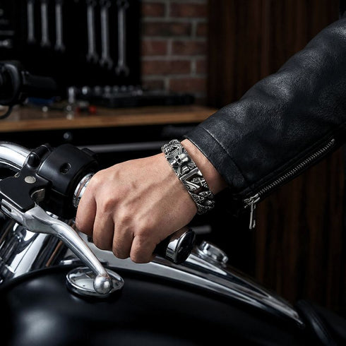 Valhalla Herrenarmband in Silber mit maskulinem Totenkopfverschluss