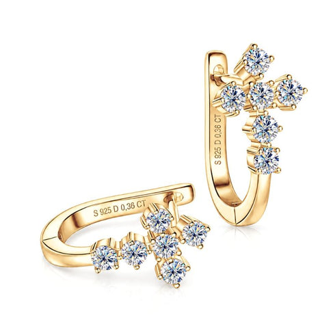 VERA 14K GOLD von UNIQAL auf Weiß, ein Ohrring stehend und einer liegend, mit klassischem Kreuzmotiv und sichtbarer S925-Markierung im Inneren.