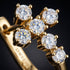 Makrodetail der VERA 14K GOLD von UNIQAL mit sechs Moissaniten im Rund-Brillantschliff, feinen Krappenfassungen und sichtbaren Facetten.