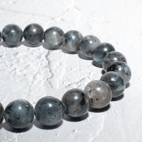 Nahaufnahme der Labradorit-Perlen – faszinierende Maserung und natürlicher Glanz, UNIQAL Design