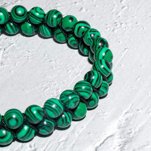 Detailaufnahme Malachit Perlenarmband – natürliche grün-schwarze Maserung der Edelsteinperlen
