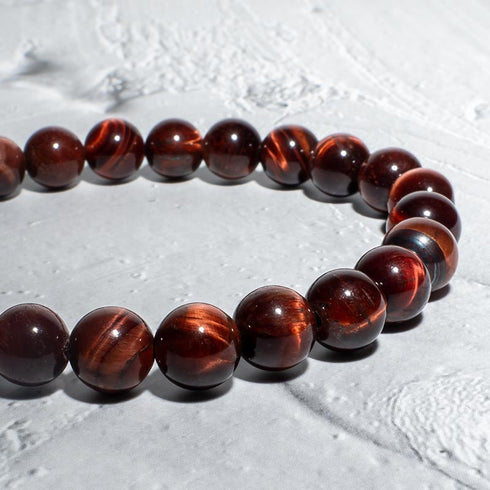 Detailansicht rotes Tigerauge Perlenarmband 8mm – natürliche Edelsteinstruktur, handgefertigt