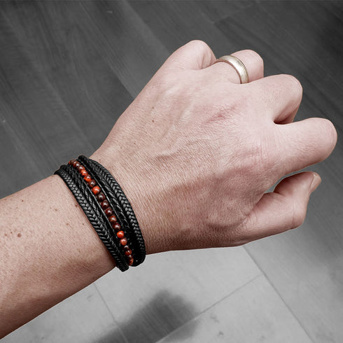 Ausdrucksstarkes Uniqal Accessoire für Herren – rote Tigerauge-Perlen im geflochtenen Leder für selbstbewusste Ästhetik.