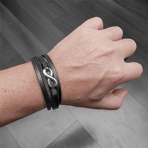 Premium UNIQAL Herrenarmband aus Leder mit silbernen Elementen, luxuriöses Modeaccessoire für starke Persönlichkeiten.
