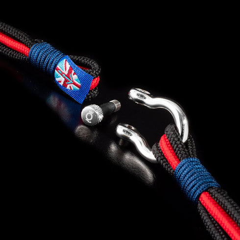 Uniqal KOI Armband Nahaufnahme der zweisträngigen Seilflechtung mit kräftigen roten Kontrasten