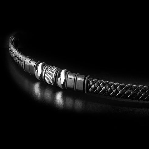 UNIQAL BLACK MAMBA Herrenarmband aus geflochtenem Rindleder mit markanter Optik und personalisierbaren Gravurringen
