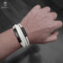 Uniqal WHITE SHAPE Lederarmband getragen am Handgelenk, frischer Look mit starkem Hell-Dunkel-Kontrast