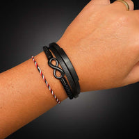 Lifestyle Foto – DARK BONE BLACK Lederarmband getragen von Mann oder Frau - uniqal