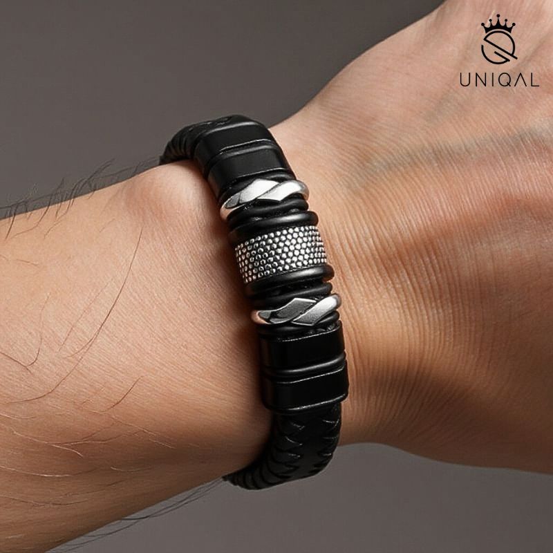 Mamba Style Armband aus geflochtenem Leder mit mattschwarzem Verschluss und silbernem Zierelement.