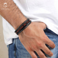 Getragenes Uniqal Lederarmband in kräftigem Rot – sportlich-elegante Ergänzung für jedes Outfit mit markanter Präsenz.