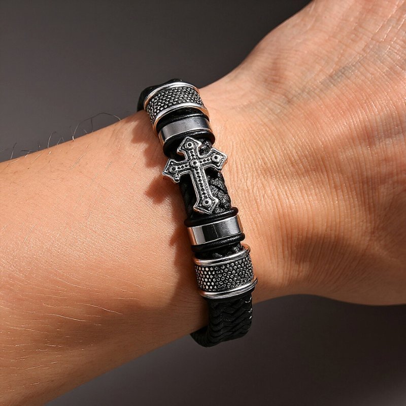 Uniqal GLORY am Handgelenk – bequemer Magnetverschluss und geflochtenes Echtleder, ideal als personalisiertes Valentinstagsgeschenk.