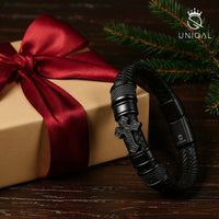 Uniqal GLORY in Schwarz mit roter Schleife – stilvolle Geschenkidee für Männer; Uniqal Qualität mit Gravur für besondere Anlässe wie Weihnachten oder Vatertag.