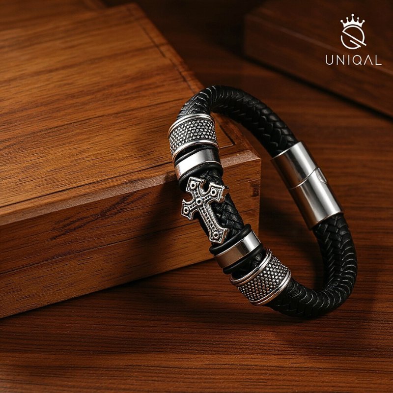 Uniqal GLORY Lederarmband mit Kreuz aus Edelstahl auf Holz – symbolträchtiger Schmuck für Männer, ideales Geschenk zur Kommunion mit Gravur.