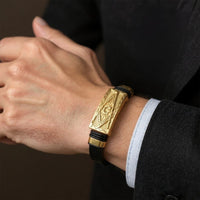 Herren Lederarmband Uniqal mit feiner Gravur und glänzendem Goldverschluss