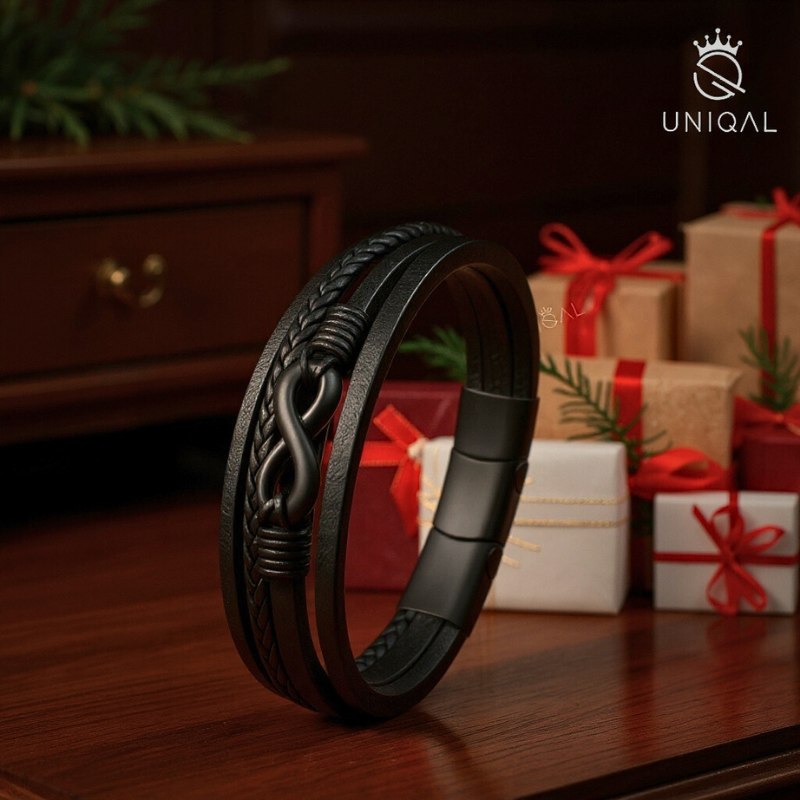 Stilvolles Accessoire aus geflochtenem Rindsleder mit mattem Unendlichkeitselement – ideal als Weihnachtsgeschenk oder Symbol ewiger Liebe.