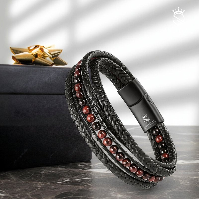 Uniqal Armband aus feinem Leder und leuchtenden Edelsteinen – Kombination aus Eleganz, Energie und maskulinem Ausdruck.