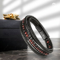 Uniqal Armband aus feinem Leder und leuchtenden Edelsteinen – Kombination aus Eleganz, Energie und maskulinem Ausdruck.