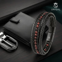 Modernes Uniqal Accessoire mit rotem Tigerauge, präsentiert auf schwarzem Hintergrund – Symbol für Dynamik und Selbstbewusstsein.