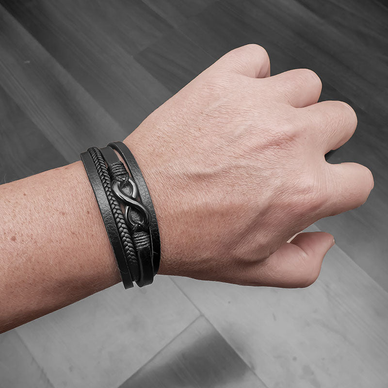 Maskulines Lederarmband mit schwarzem Unendlichkeitselement – komfortabel, langlebig und perfekt anpassbar an jede Handgelenkgröße.