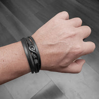 Maskulines Lederarmband mit schwarzem Unendlichkeitselement – komfortabel, langlebig und perfekt anpassbar an jede Handgelenkgröße.