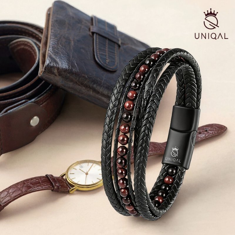 Handgefertigter Uniqal Armreif mit glänzendem Verschluss aus Edelstahl und intensiven roten Perlen für zeitlosen Charme.