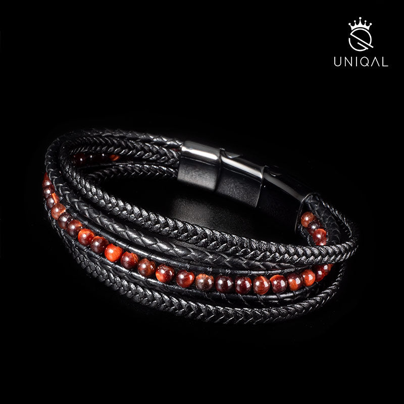 Schwarzes Uniqal Schmuckstück mit feurigem Rot – hochwertige Lederstruktur und funkelnde Perlen in harmonischem Kontrast.