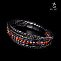 Schwarzes Uniqal Schmuckstück mit feurigem Rot – hochwertige Lederstruktur und funkelnde Perlen in harmonischem Kontrast.